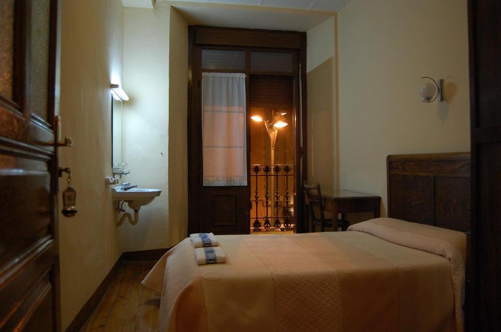 Hostal Paris Jaca Luaran gambar